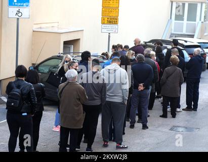 En raison de 6987 nouveaux cas de COVID-19, de nombreuses personnes ont décidé de se faire vacciner à Sibenik, en Croatie, le 11. Novembre 2021. Photo: Dusko Jaramaz/PIXSELL Banque D'Images