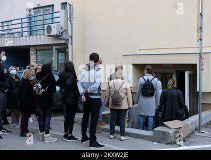 En raison de 6987 nouveaux cas de COVID-19, de nombreuses personnes ont décidé de se faire vacciner à Sibenik, en Croatie, le 11. Novembre 2021. Photo: Dusko Jaramaz/PIXSELL Banque D'Images