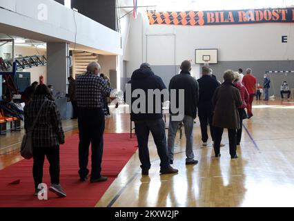 En raison de 6987 nouveaux cas de COVID-19, de nombreuses personnes ont décidé de se faire vacciner à Sibenik, en Croatie, le 11. Novembre 2021. Photo: Dusko Jaramaz/PIXSELL Banque D'Images