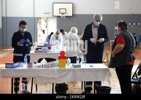 En raison de 6987 nouveaux cas de COVID-19, de nombreuses personnes ont décidé de se faire vacciner à Sibenik, en Croatie, le 11. Novembre 2021. Photo: Dusko Jaramaz/PIXSELL Banque D'Images