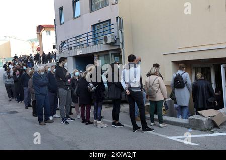 En raison de 6987 nouveaux cas de COVID-19, de nombreuses personnes ont décidé de se faire vacciner à Sibenik, en Croatie, le 11. Novembre 2021. Photo: Dusko Jaramaz/PIXSELL Banque D'Images