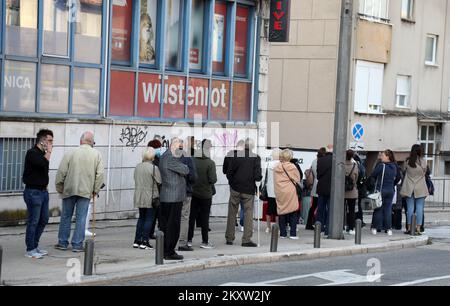 En raison de 6987 nouveaux cas de COVID-19, de nombreuses personnes ont décidé de se faire vacciner à Sibenik, en Croatie, le 11. Novembre 2021. Photo: Dusko Jaramaz/PIXSELL Banque D'Images