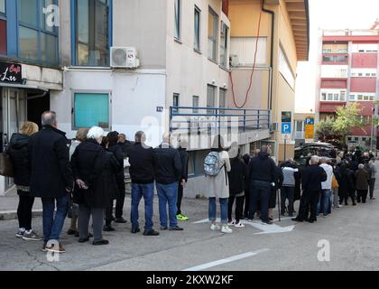 En raison de 6987 nouveaux cas de COVID-19, de nombreuses personnes ont décidé de se faire vacciner à Sibenik, en Croatie, le 11. Novembre 2021. Photo: Dusko Jaramaz/PIXSELL Banque D'Images