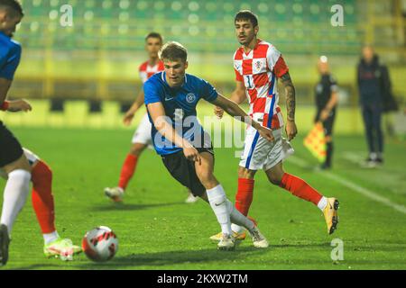 Mihkel Jarviste, d'Estonie, contrôle le ballon sous la pression de lors du match de qualification européen des moins de 21 ans de l'UEFA entre la Croatie U21s et l'Estonie U21s sur 11 novembre 2021 au stade Aldo Drosina à Pula, en Croatie. Banque D'Images