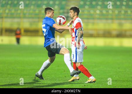 Artur Sarnin, de l'Estonie, lance des défis pour le bal avec David Colina, de Croatie, lors du match de qualification européen des moins de 21 ans de l'UEFA entre la Croatie U21s et l'Estonie U21s sur 11 novembre 2021 au stade Aldo Drosina à Pula, en Croatie. Banque D'Images