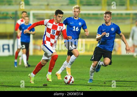 Martin Baturina, de Croatie, contrôle le ballon sous pression par Rocco Shein et Mihkel Jarviste, d'Estonie, lors du match de qualification européen des moins de 21 ans de l'UEFA entre la Croatie U21s et l'Estonie U21s sur 11 novembre 2021 au stade Aldo Drosina à Pula, en Croatie. Photo: Srecko Niketic/PIXSELL Banque D'Images