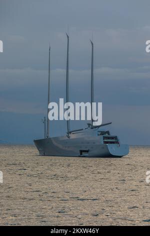 Une vue sur le plus grand et plus cher yacht dans le monde voile Yacht A à Split, Croatie le 14 novembre 2021. Yacht à voile A est un yacht à voile lancé en 2015. Le navire est un yacht à moteur à voile conçu par Philippe Starck et construit par Nobiskrug à Kiel, en Allemagne, pour le milliardaire russe Andrey Melnichenko. Photo: Zvonimir Barisin/PIXSELL Banque D'Images