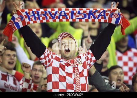 SPLIT, CROATIE - NOVEMBRE 14 : les supporters croates célèbrent la victoire lors du match de qualification de la coupe du monde de la FIFA 2022 entre la Croatie et la Russie au stade Poljud sur 14 novembre 2021 à Split, en Croatie. Photo: Sanjin Strukic/PIXSELL Banque D'Images