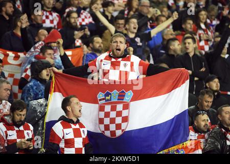 SPLIT, CROATIE - NOVEMBRE 14 : les supporters croates célèbrent la victoire lors du match de qualification de la coupe du monde de la FIFA 2022 entre la Croatie et la Russie au stade Poljud sur 14 novembre 2021 à Split, en Croatie. Photo: Sanjin Strukic/PIXSELL Banque D'Images