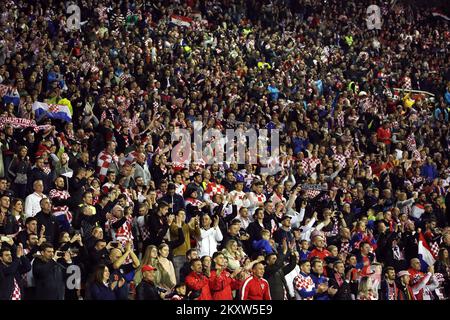 SPLIT, CROATIE - NOVEMBRE 14 : les supporters croates célèbrent la victoire lors du match de qualification de la coupe du monde de la FIFA 2022 entre la Croatie et la Russie au stade Poljud sur 14 novembre 2021 à Split, en Croatie. Photo: Sanjin Strukic/PIXSELL Banque D'Images