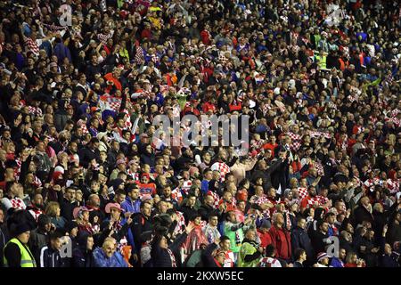 SPLIT, CROATIE - NOVEMBRE 14 : les supporters croates célèbrent la victoire lors du match de qualification de la coupe du monde de la FIFA 2022 entre la Croatie et la Russie au stade Poljud sur 14 novembre 2021 à Split, en Croatie. Photo: Sanjin Strukic/PIXSELL Banque D'Images