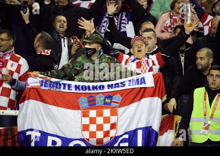 SPLIT, CROATIE - NOVEMBRE 14 : les supporters croates célèbrent la victoire lors du match de qualification de la coupe du monde de la FIFA 2022 entre la Croatie et la Russie au stade Poljud sur 14 novembre 2021 à Split, en Croatie. Photo: Sanjin Strukic/PIXSELL Banque D'Images