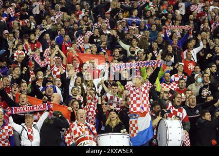 SPLIT, CROATIE - NOVEMBRE 14 : les supporters croates célèbrent la victoire lors du match de qualification de la coupe du monde de la FIFA 2022 entre la Croatie et la Russie au stade Poljud sur 14 novembre 2021 à Split, en Croatie. Photo: Sanjin Strukic/PIXSELL Banque D'Images