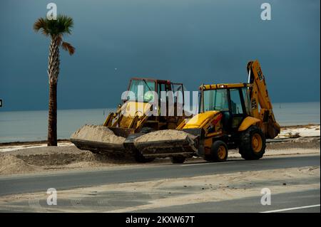 Inondation ouragan/tempête tropicale - Gulfport, divers , 5 septembre 2012 les chargeurs de fin de ligne détracent le sable de l'autoroute 90 et les aires de stationnement de plage repoussées par le vent et la tempête de l'ouragan Isaac. La FEMA fournit une aide publique à plusieurs comtés du Mississippi, ce qui contribuera à couvrir les coûts de nettoyage des plages et des autoroutes. . Mississippi, ouragan Isaac. Photographies relatives aux programmes, aux activités et aux fonctionnaires de gestion des catastrophes et des situations d'urgence Banque D'Images