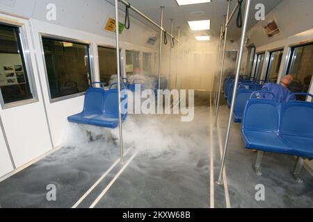 Chimique/biologique - Anniston, Ala , 5 septembre 2012 de la fumée remplit la pièce dans une voiture de chemin de fer lors d'un accident simulé de métro au Centre de préparation intérieure (CDP). Le CDP a créé un système de métro, complet avec des wagons pleine grandeur, l'éclairage, les sièges, et même la signalisation commerciale commune sur les métros... Photographies relatives aux programmes, aux activités et aux fonctionnaires de gestion des catastrophes et des situations d'urgence Banque D'Images