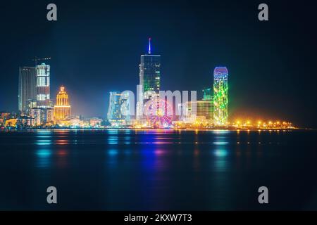 Vue nocturne de Batumi, Géorgie. Centre de villégiature avec bâtiments éclairés. Banque D'Images