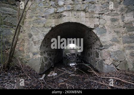 Ponceau, vidanger sous la route pour la petite rivière. Le ponceau en béton est une structure qui permet à l'eau de s'écouler sous une route d'un côté à l'autre. Banque D'Images