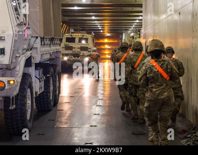 Soldats affectés au 8th Theatre Supportment Command, 25th Infantry Division, 599th Transportation Brigade, 402nd Army Field support Brigade, Department of Defense Contractors et des éléments des États-Unis La Marine a téléchargé des véhicules militaires et des conteneurs dans le cadre de l'Armée de terre prépositionné stock 3 Fix-Forward (afloat) des États-Unis Navire de marine Watson à Honolulu, Hawaii, 29 novembre 2022. La mission APS-3 démontre le commandement et le contrôle du Commandement du soutien du théâtre de 8th des opérations de la SPB-3 et évalue la souplesse opérationnelle pour assurer la préparation stratégique. Aux États-Unis Indo-Pacific Materi Banque D'Images