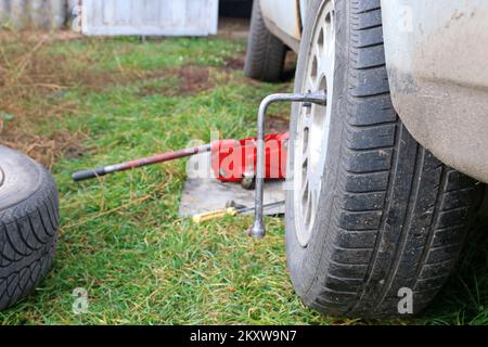 Changement des roues de la voiture. Remplacement des pneus hiver et été. Banque D'Images