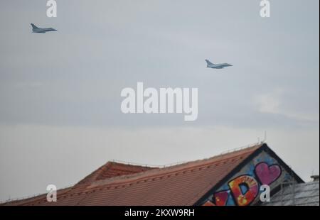 Deux avions de chasse ont survolé Zagreb, en Croatie, sur 25 novembre 2021. Après la rencontre entre le Premier ministre Andrej PlenkoviÄ‡ et le président français Emmanuel Macron, deux avions de chasse Rafale que la Croatie achète de la France ont survolé Zagreb. Photo: Marko Lukunic/PIXSELL Banque D'Images