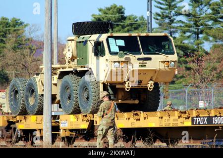 Les wagons chargés de véhicules et d’équipement militaires par des soldats de la Compagnie des ingénieurs 411th de la Réserve de l’Armée de terre sont présentés le 1 novembre 2022, à fort McCoy, dans le Wisconsin. Dans l'ensemble, l'entreprise a chargé 128 articles sur les wagons au cours du mouvement ferroviaire de plusieurs jours à l'installation pour déployer l'équipement éventuellement aux États-Unis Zone de responsabilité du Commandement central. Cinq membres du personnel du fort McCoy Logistics Readiness Centre (LRC) ont participé au mouvement ferroviaire et à sa coordination. Le 411th est le dernier de nombreuses unités au cours de la dernière décennie à tenir des mouvements ferroviaires à fort McCoy. En fait, FO Banque D'Images