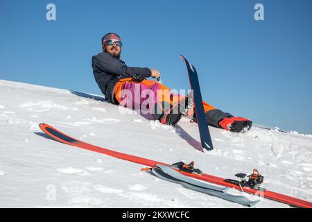 Marmara, les Carpates, UKRAINE - 15 mars 2021 : un skieur freerider déchaîne une peau de camus sur des skis skitour dans les montagnes d'hiver Banque D'Images