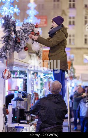 Les gens sont photographiés sur la place Ban Josip Jelacic en profitant d'un bar en plein air pendant l'Avent à Zagreb, en Croatie, le 01. Décembre 2021. Photo: Tomislav Miletic/PIXSELL Banque D'Images