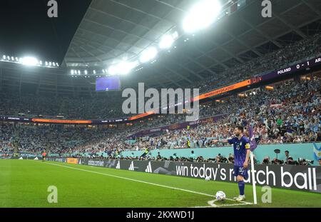 Lionel Messi, en Argentine, a donné un coup de pied gratuit lors du match de la coupe du monde de la FIFA du groupe C au stade 974 de Doha, au Qatar. Date de la photo: Mercredi 30 novembre 2022. Banque D'Images