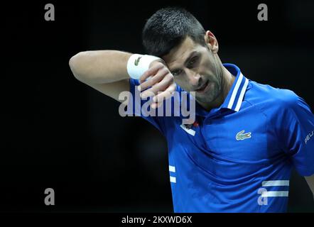 MADRID, ESPAGNE - DÉCEMBRE 03 : Novak Djokovic, de Serbie, élimine la sueur lors du match de demi-finale de la coupe Davis entre la Croatie et la Serbie à l'aréna de Madrid sur 03 décembre 2021, à Madrid, en Espagne. Photo: Sanjin Strukic/PIXSELL Banque D'Images