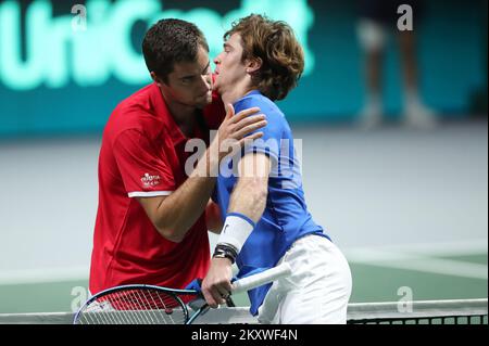 Borna Gojo et Andrey Rublev pendant le match des dix ans à la finale de la coupe Davis 2021 à Madrid, Croatie sur 5 décembre 2021. Aujourd'hui est le match final entre la Russie et la Croatie sur la coupe Davis photo: Sanjin Strukic/PIXSELL Banque D'Images