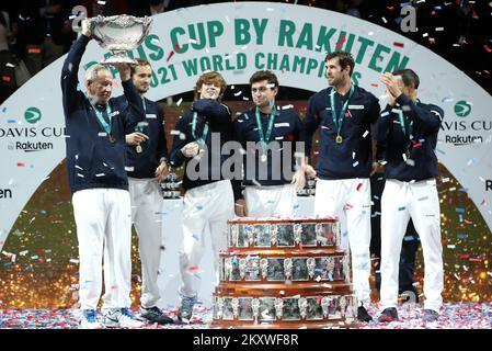 MADRID, ESPAGNE - DÉCEMBRE 05 : le capitaine Shamil Tarpischev, Danil Medvedev, Andrey Rublev, Aslan Caratsev, Karen Kachanov et Evgeny Donskoy, de la Fédération de tennis russe, célèbrent la finale de la coupe Davis entre la Fédération de tennis russe et la Croatie, à l'aréna de Madrid sur 5 décembre 2021, en Espagne. Photo: Sanjin Strukic/PIXSELL Banque D'Images