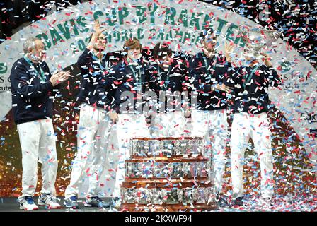 MADRID, ESPAGNE - DÉCEMBRE 05 : le capitaine Shamil Tarpischev, Danil Medvedev, Andrey Rublev, Aslan Caratsev, Karen Kachanov et Evgeny Donskoy, de la Fédération de tennis russe, célèbrent la finale de la coupe Davis entre la Fédération de tennis russe et la Croatie, à l'aréna de Madrid sur 5 décembre 2021, en Espagne. Banque D'Images