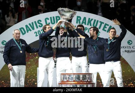 MADRID, ESPAGNE - DÉCEMBRE 05 : le capitaine Shamil Tarpischev, Danil Medvedev, Andrey Rublev, Aslan Caratsev, Karen Kachanov et Evgeny Donskoy, de la Fédération de tennis russe, célèbrent la finale de la coupe Davis entre la Fédération de tennis russe et la Croatie, à l'aréna de Madrid sur 5 décembre 2021, en Espagne. Banque D'Images