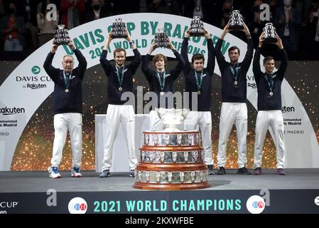 MADRID, ESPAGNE - DÉCEMBRE 05 : le capitaine Shamil Tarpischev, Danil Medvedev, Andrey Rublev, Aslan Caratsev, Karen Kachanov et Evgeny Donskoy, de la Fédération de tennis russe, célèbrent la finale de la coupe Davis entre la Fédération de tennis russe et la Croatie, à l'aréna de Madrid sur 5 décembre 2021, en Espagne. Photo: Sanjin Strukic/PIXSELL Banque D'Images