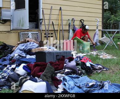 Ouragan/tempête tropicale - Picayune, divers , 26 septembre 2012 Un propriétaire tente de récupérer des effets de sa maison inondée après l'ouragan Isaac. La FEMA et la MEMA travaillent ensemble pour aider les survivants à se remettre des effets de l'ouragan Isaac. David Fine/FEMA. Mississippi, ouragan Isaac. Photographies relatives aux programmes, aux activités et aux fonctionnaires de gestion des catastrophes et des situations d'urgence Banque D'Images