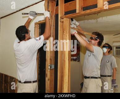 Ouragan/tempête tropicale - Picayune, divers , 24 septembre 2012 des volontaires d'AmeriCorp travaillent à nettoyer les maisons endommagées par les inondations après l'ouragan Isaac pour les rendre prêts à la réparation. La FEMA s'emploie à aider les survivants du Mississippi et de la Louisiane à se remettre des dégâts causés par l'ouragan Isaac. David Fine/FEMA. Mississippi, ouragan Isaac. Photographies relatives aux programmes, aux activités et aux fonctionnaires de gestion des catastrophes et des situations d'urgence Banque D'Images