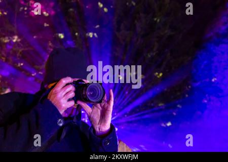 Midhurst, West Sussex, Royaume-Uni. 30th novembre 2022. De superbes sentiers lumineux s'affichent lors de la nuit de Noël à Cowdray, dans le domaine historique de Cowdray Park, au cœur du parc national de South Downs. L'expérience immersive magique présente une série de magnifiques installations d'art lumineux à grande échelle pour capturer la magie de cette période merveilleuse de l'année. Crédit : Carolyn Jenkins/Alay Live News Banque D'Images