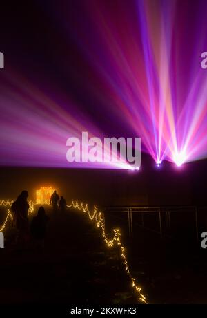 Midhurst, West Sussex, Royaume-Uni. 30th novembre 2022. De superbes sentiers lumineux s'affichent lors de la nuit de Noël à Cowdray, dans le domaine historique de Cowdray Park, au cœur du parc national de South Downs. L'expérience immersive magique présente une série de magnifiques installations d'art lumineux à grande échelle pour capturer la magie de cette période merveilleuse de l'année. Crédit : Carolyn Jenkins/Alay Live News Banque D'Images