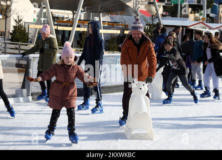 Citoyens sur la patinoire de Sibenik. Croatie sur 12 décembre 2021. Un beau dimanche matin ensoleillé a attiré de nombreux citoyens à venir avec leurs enfants pour patiner à la patinoire récemment ouverte, qui est située à Poljana pour la première fois. Photo: Dusko Jaramaz/PIXSELL Banque D'Images