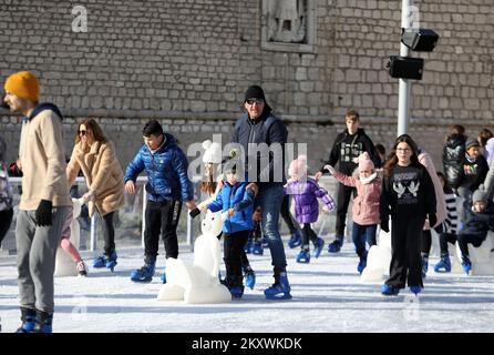 Citoyens sur la patinoire de Sibenik. Croatie sur 12 décembre 2021. Un beau dimanche matin ensoleillé a attiré de nombreux citoyens à venir avec leurs enfants pour patiner à la patinoire récemment ouverte, qui est située à Poljana pour la première fois. Photo: Dusko Jaramaz/PIXSELL Banque D'Images