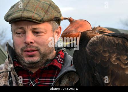 Les éleveurs et les chasseurs qui chassent avec des aigles d'or se sont rassemblés à Nova Gradiska, en Croatie, sur 1 décembre 2021. Photo: Ivica Galovic/ PIXSELL Banque D'Images