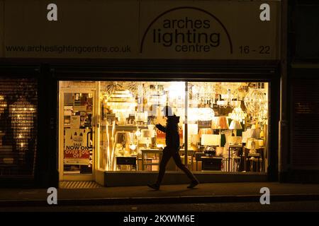 Une vitrine de magasin d'éclairage de maison sur la Newtownards Road dans l'est de Belfast. Banque D'Images