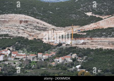 La photo montre une vue des routes d'accès au pont Peljesac. Travaux au-dessus de Brijeste, à Peljesac, Croatie, sur 16 décembre 2021. Photo: Matko Begovic/PIXSELL Banque D'Images
