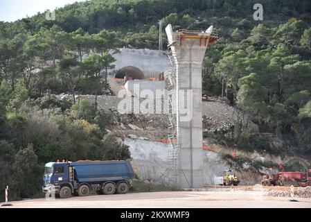 La photo montre une vue des routes d'accès au pont Peljesac. Travaux au-dessus de Brijeste, à Peljesac, Croatie, sur 16 décembre 2021. Photo: Matko Begovic/PIXSELL Banque D'Images