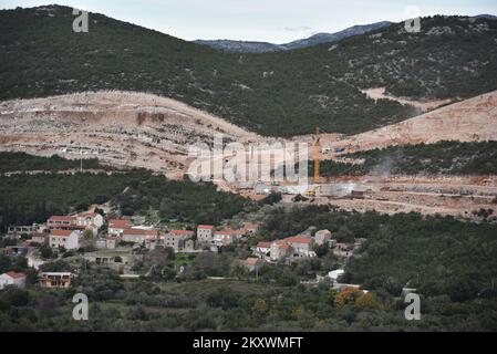 La photo montre une vue des routes d'accès au pont Peljesac. Travaux au-dessus de Brijeste, à Peljesac, Croatie, sur 16 décembre 2021. Photo: Matko Begovic/PIXSELL Banque D'Images