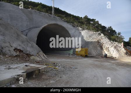 La photo montre une vue sur les voies d'accès au pont Peljesac, la sortie du tunnel Polakovica, à Peljesac, en Croatie, sur 16 décembre 2021. Photo: Matko Begovic/PIXSELL Banque D'Images
