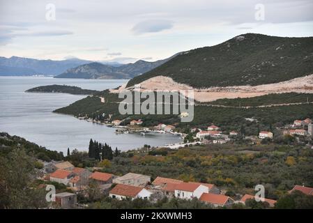 La photo montre une vue des routes d'accès au pont Peljesac. Travaux au-dessus de Brijeste, à Peljesac, Croatie, sur 16 décembre 2021. Photo: Matko Begovic/PIXSELL Banque D'Images
