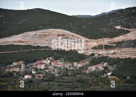 La photo montre une vue des routes d'accès au pont Peljesac. Travaux au-dessus de Brijeste, à Peljesac, Croatie, sur 16 décembre 2021. Photo: Matko Begovic/PIXSELL Banque D'Images