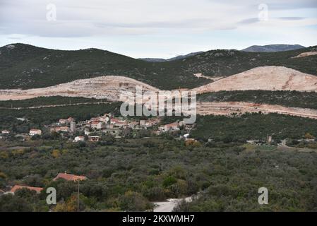 La photo montre une vue des routes d'accès au pont Peljesac. Travaux au-dessus de Brijeste, à Peljesac, Croatie, sur 16 décembre 2021. Photo: Matko Begovic/PIXSELL Banque D'Images