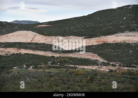 La photo montre une vue des routes d'accès au pont Peljesac. Travaux au-dessus de Brijeste, à Peljesac, Croatie, sur 16 décembre 2021. Photo: Matko Begovic/PIXSELL Banque D'Images